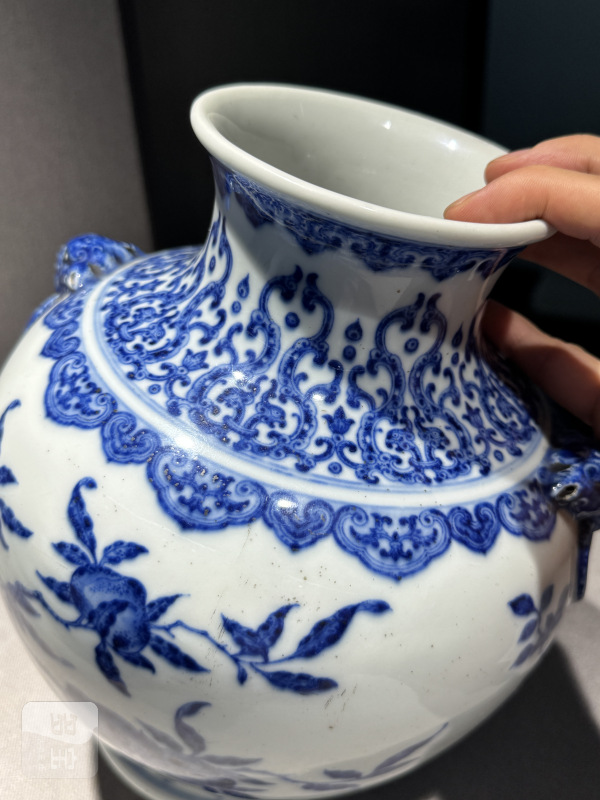 清乾隆 青花折枝瑞果纹兽耳衔环尊 - 图15